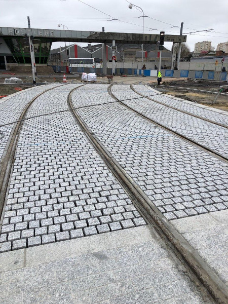 La société Normandie Bordures travaille sur le Tramway de Caen